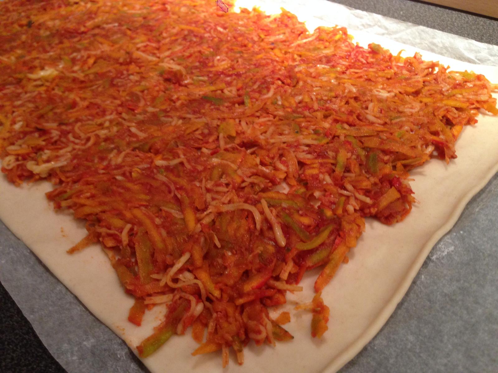 Kürbis-Tomaten-Käse-Fülle für die Pizzaschnecken