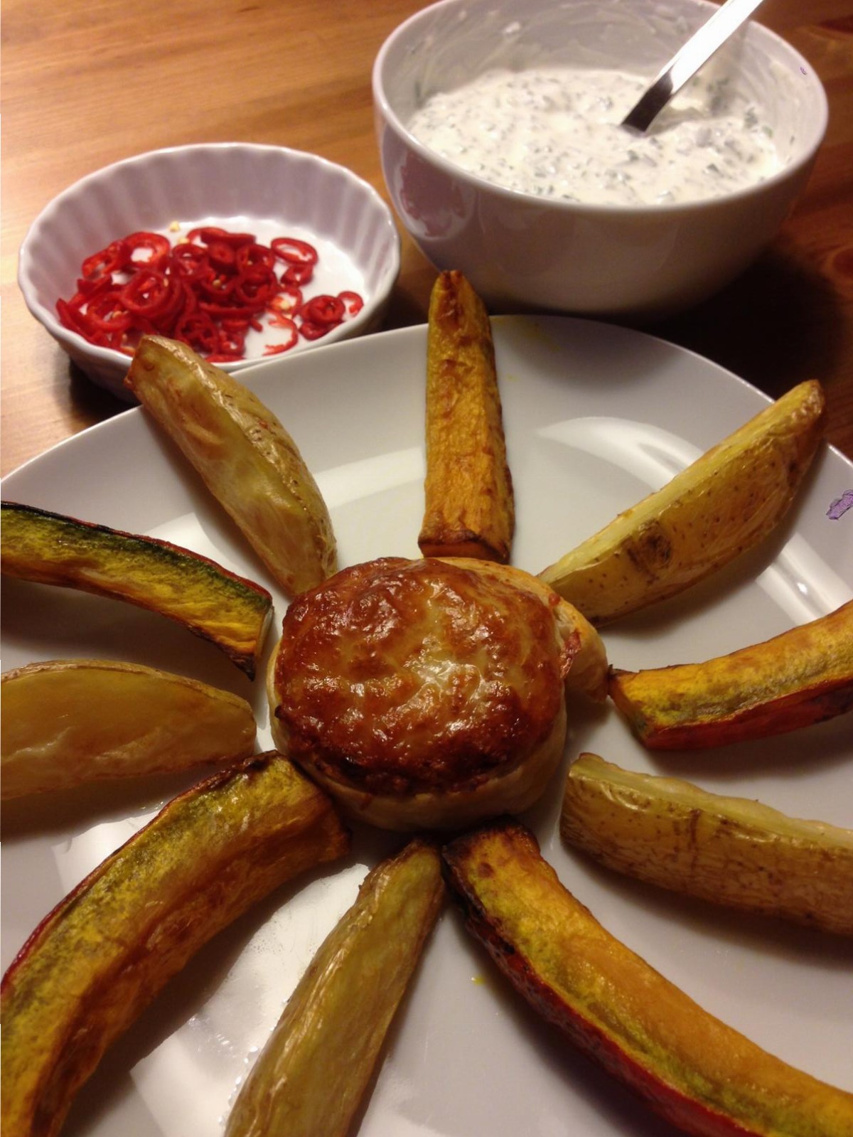 Kürbis-Pizzaschnecken-Sonne mit Schnittlauch-Rahm-Dip