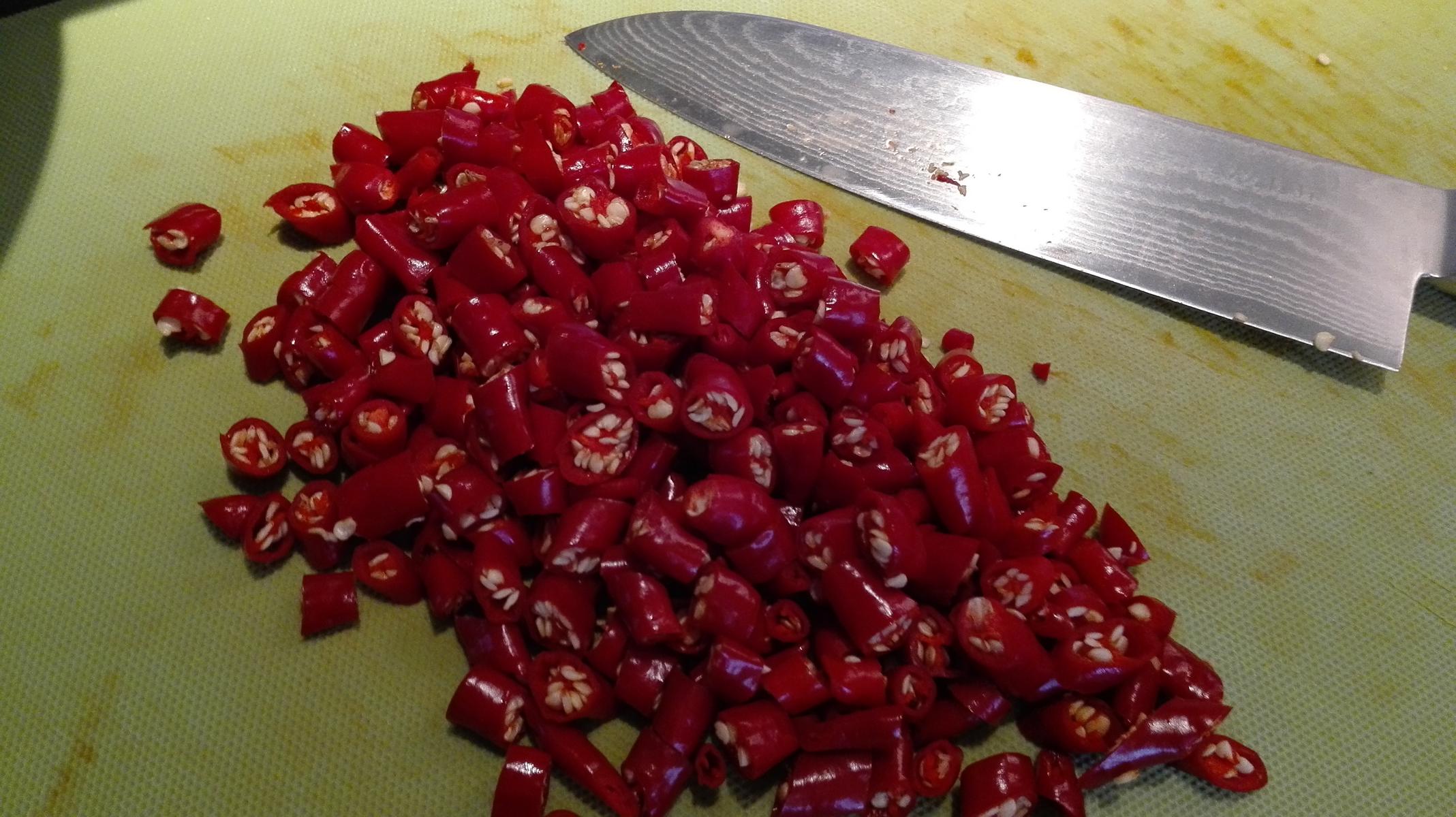 Geschnittete Birds Eye Chilis - fertig zum Einkochen