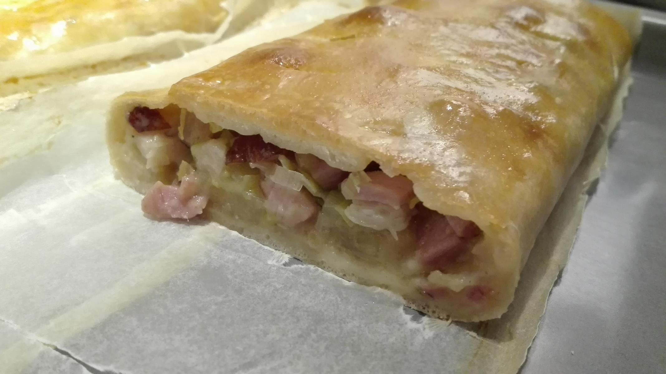Fertig gebacken - Schicht für Schicht lecker. Hier als Schinken-Lauch-Variante
