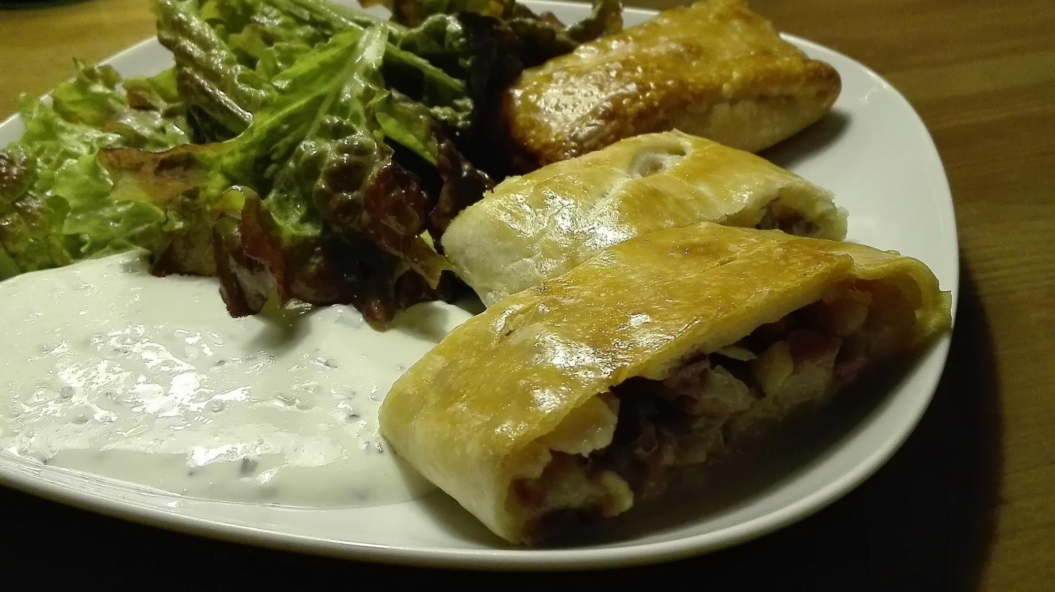 Dreierlei Strudeln mit Kürbis, Lachs und Schinken an letzter Salaternte und frischem Rahmdip... Mahlzeit!