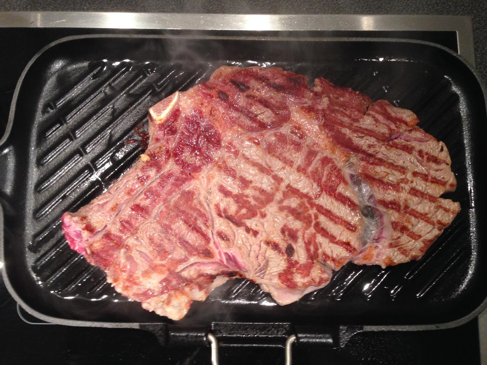 Gusseisen - wegen Hitzebeständigkeit und Leitfähigkeit der beste Freund guter Steaks