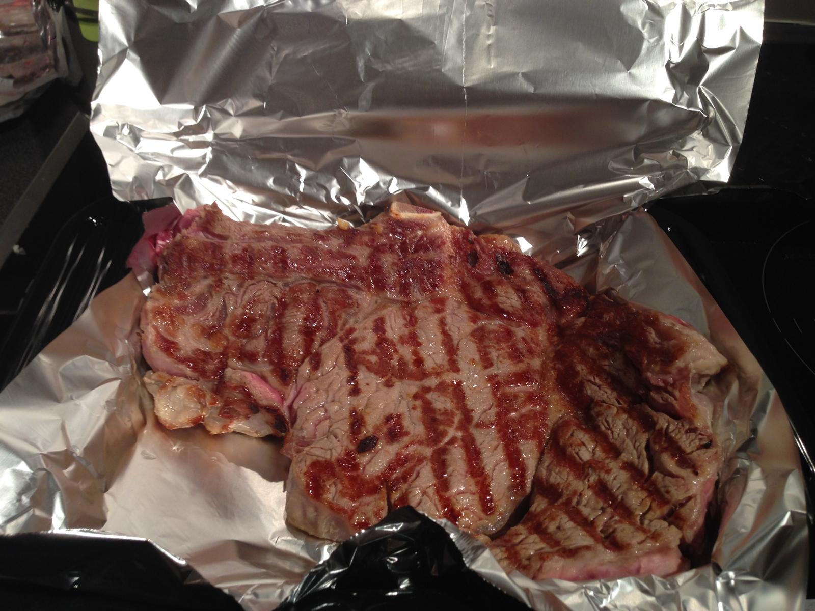 In der Alufolie kann sich das Fleisch entspannen und der Saft verteilt sich gleichmäßig