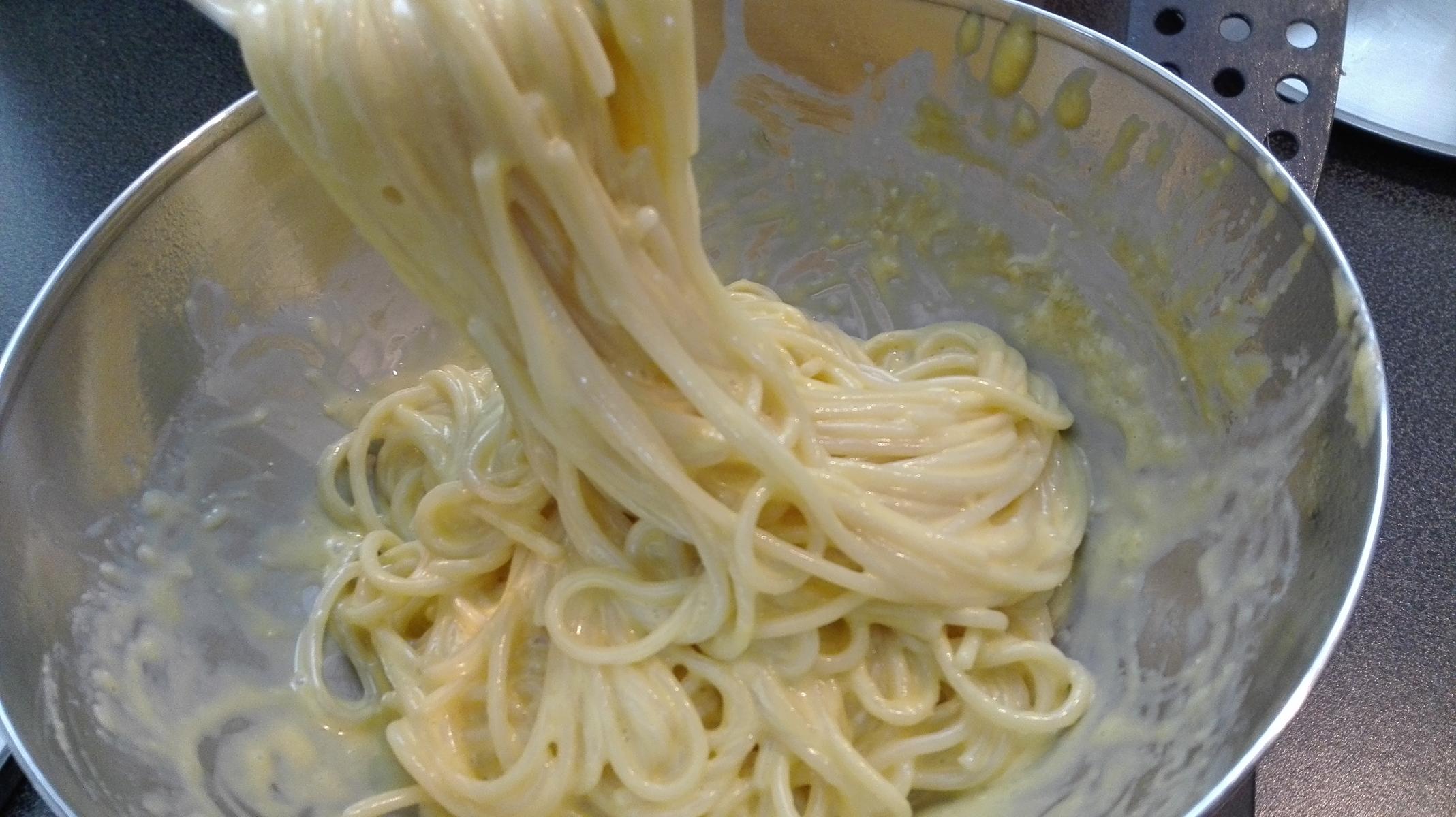 Schnelle Spaghetti mit Parmesan, Zitrone und Ei - Very Basic a la…