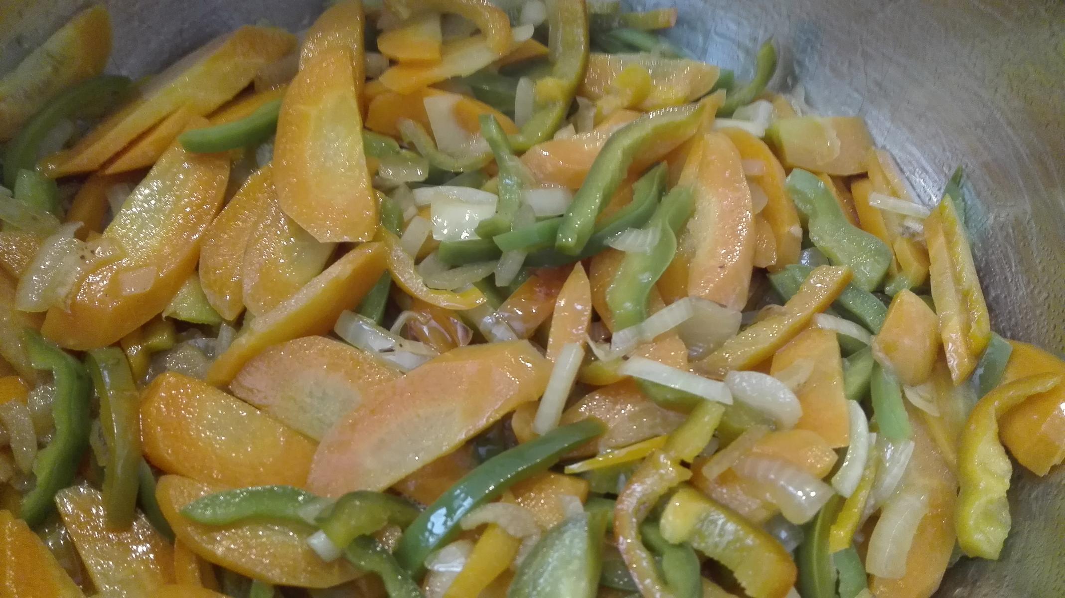 Karotten, Paprika und Zwiebeln in Ernussöl anbraten