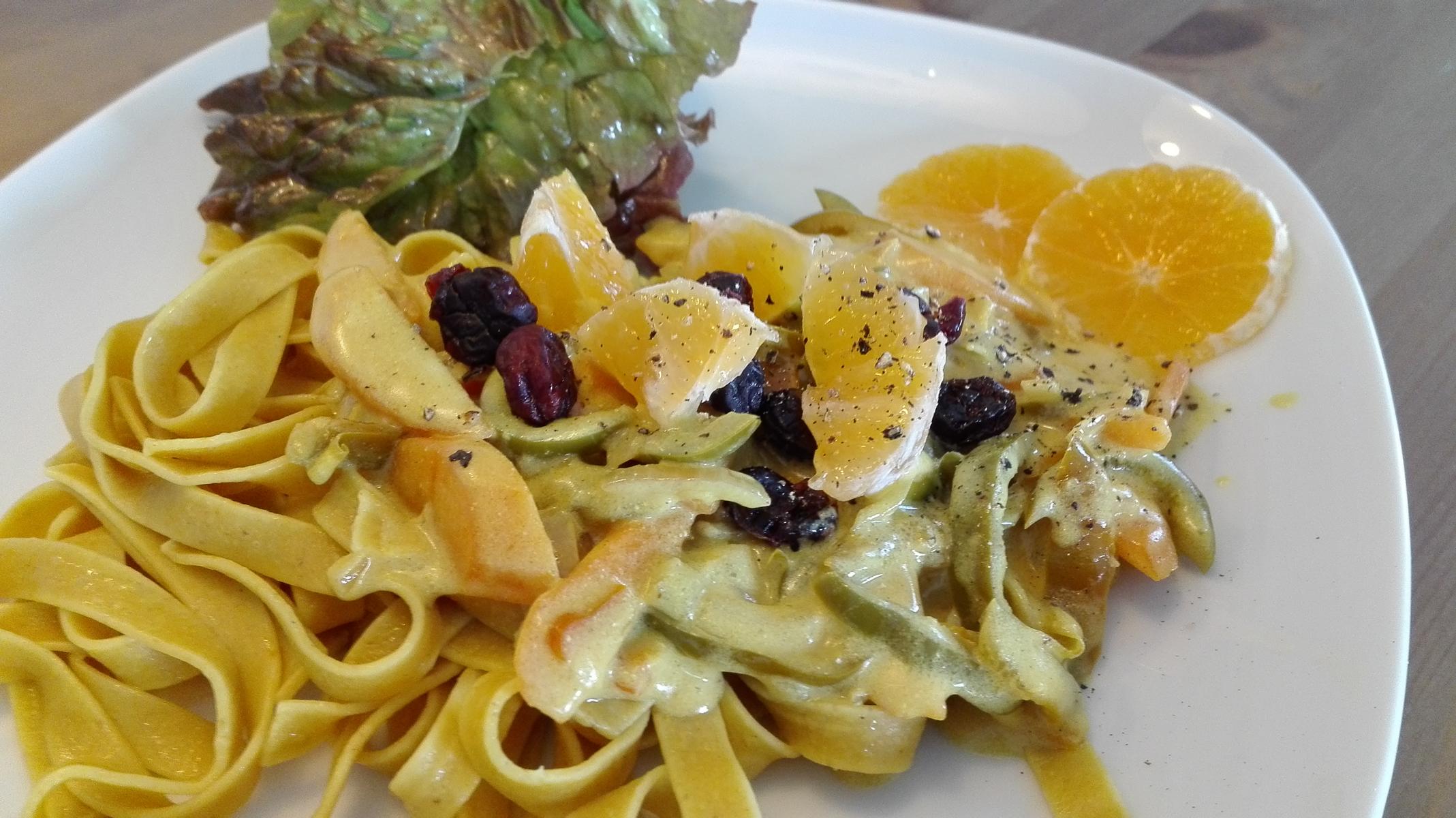 Fruchtige Curry-Nudeln mit Mandarinen und Cranberries