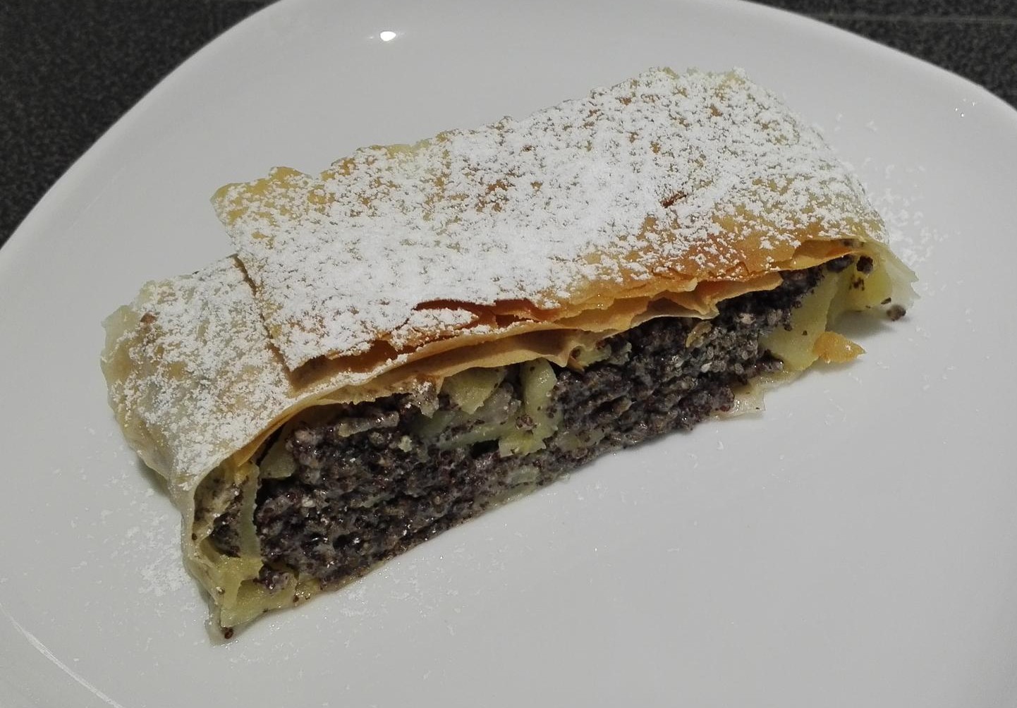 Mahnstrudel mit Chiasamen fertig angerichtet