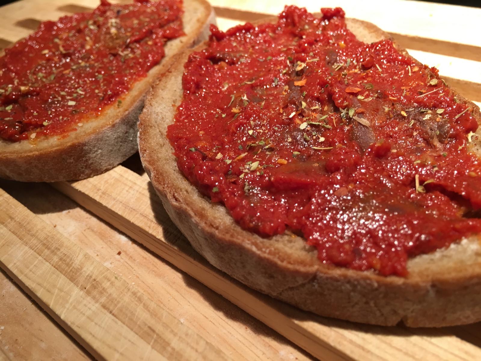 Pesto aus scharfen Sardinen mit Pesto, Tomatenmark und Ketchup gemischt - bissl Oregano darf auch nicht fehlen