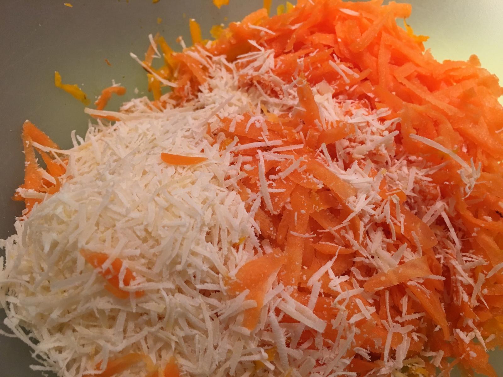 Geraspelter Kürbis mit Karotten und Parmesan