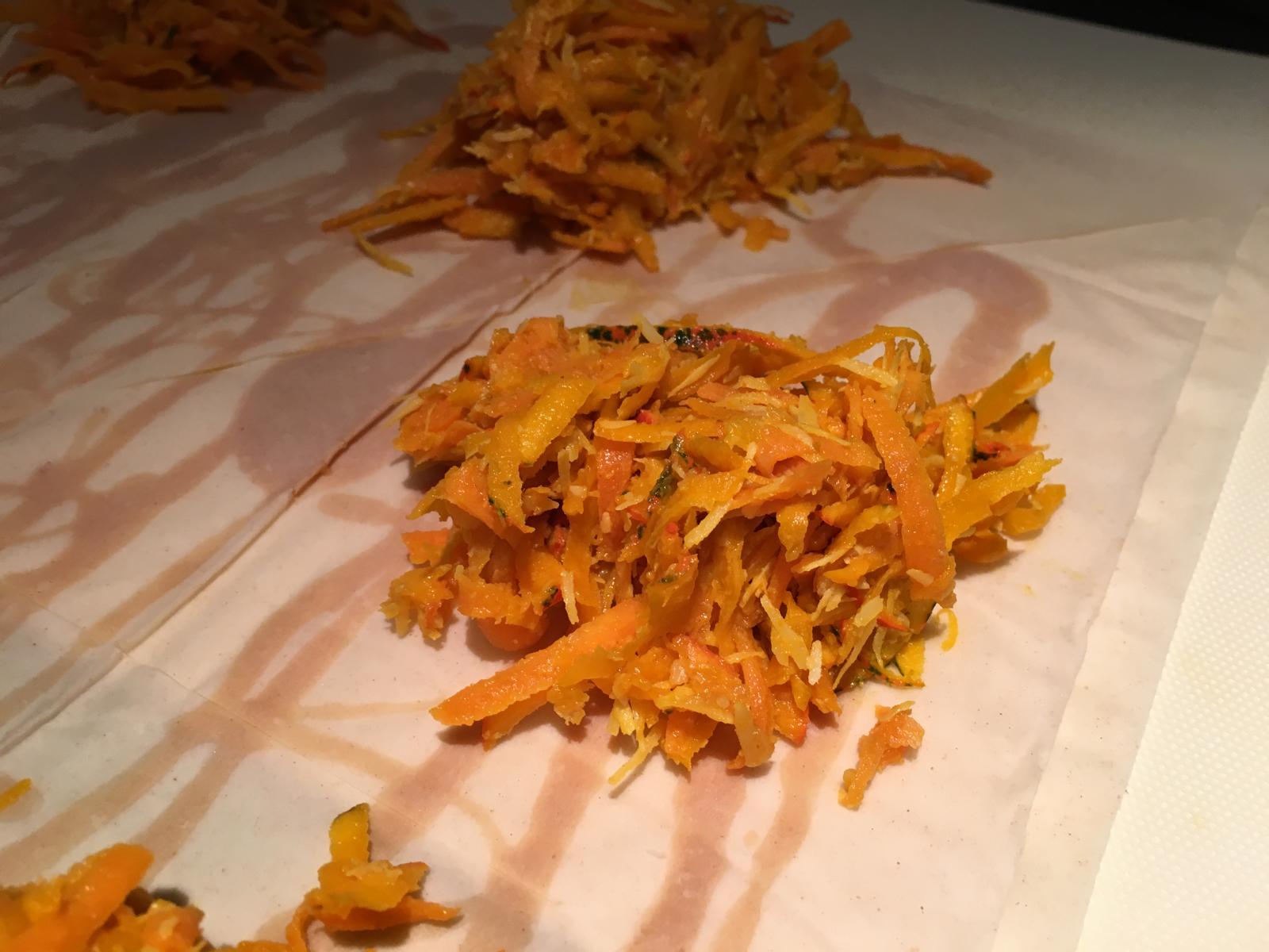 So kommt die Füllung in die Samosas