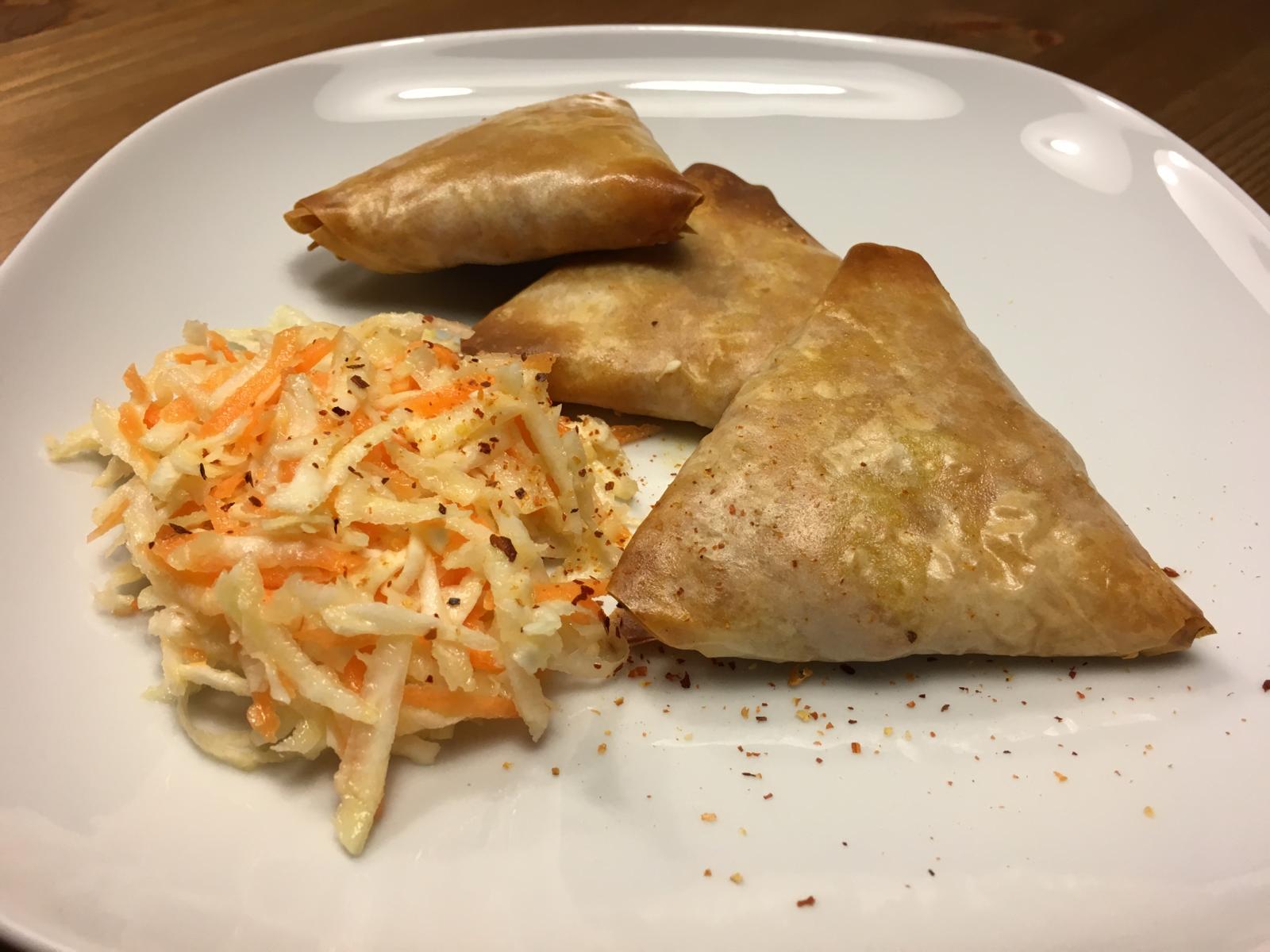 Dinkel-Samosas mit Erdnuss-Kürbis-Füllung an Sellerie-Limetten-Salat