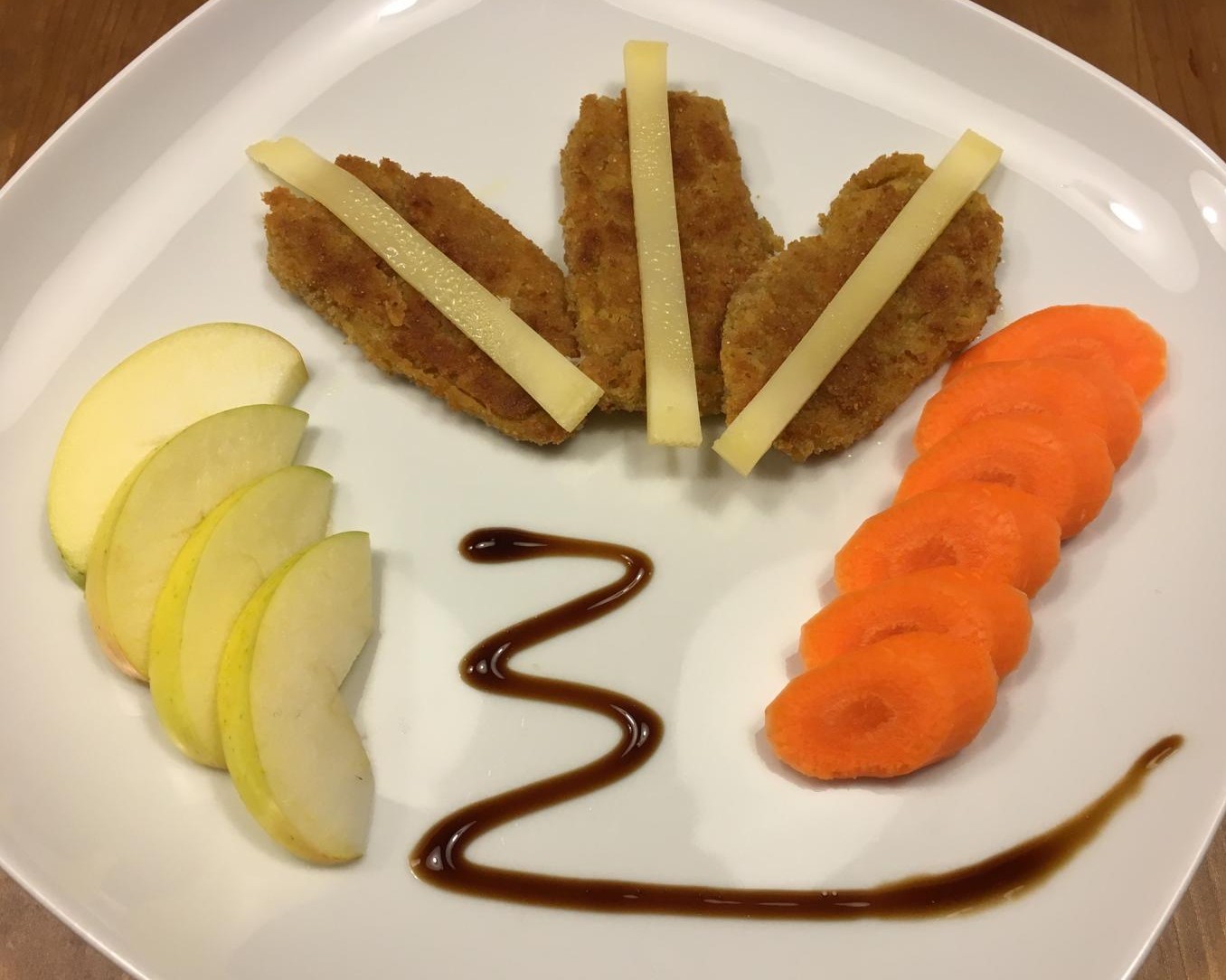 Fertig angerichtet - Falafel-Schnitzerl mit Käse, Obst und Gemüse