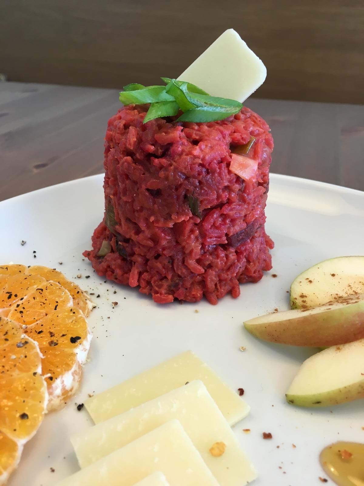 Das Risotto-Türmchen einfach aus einer Tasse stürzen, aber nicht zu fest andrücken