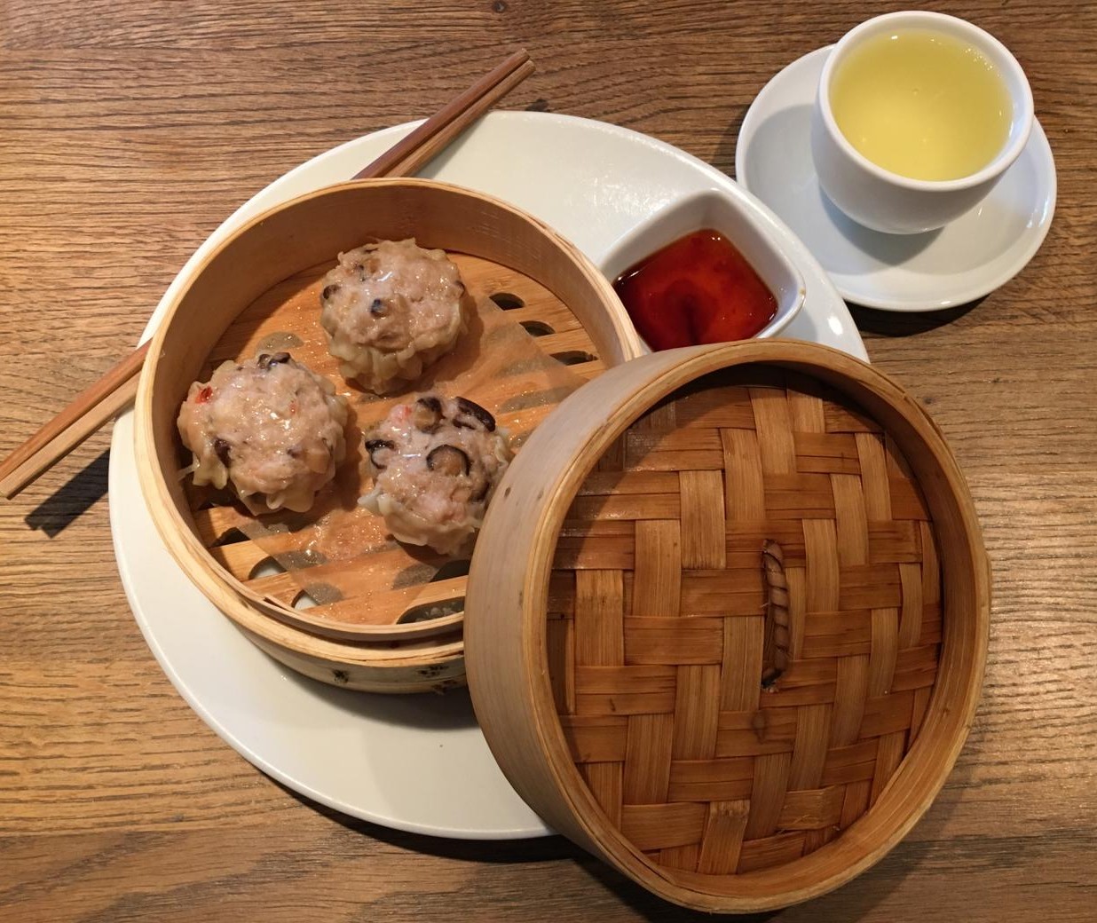 Dim Sum mit Fleisch, Garnelen und Gemüse - sieht nett aus, schmeckt auch nett - und frisch.