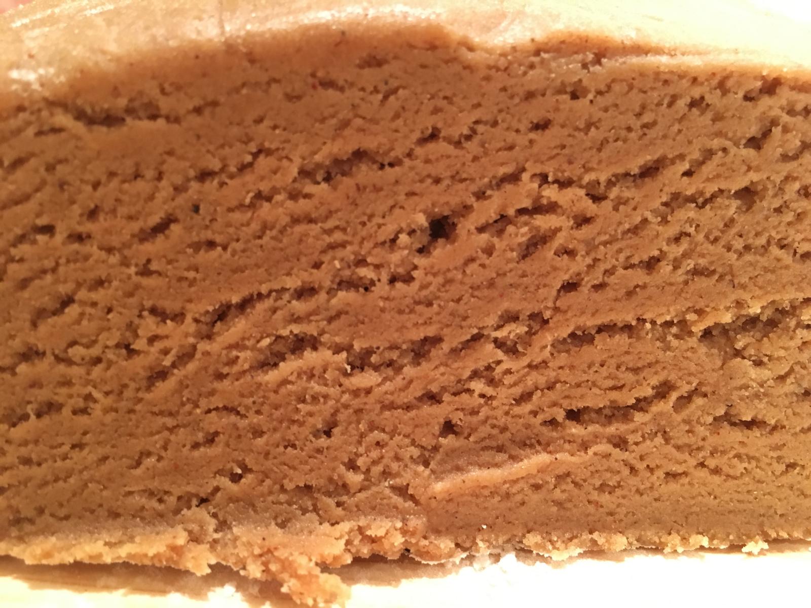 Schöne lockere Risse zeigen einen guten Lebkuchenquerschnitt