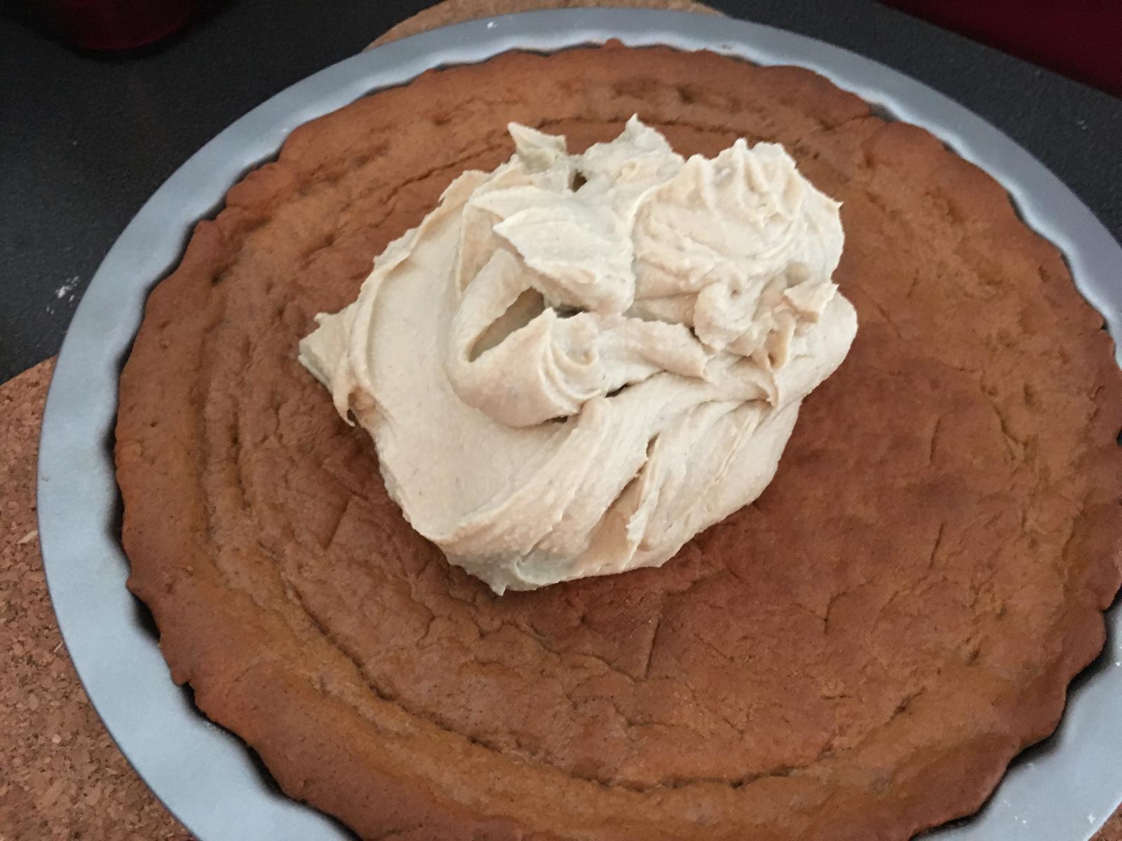 Maroni-Marzipan-Creme vor dem Verteilen auf dem Kuchen