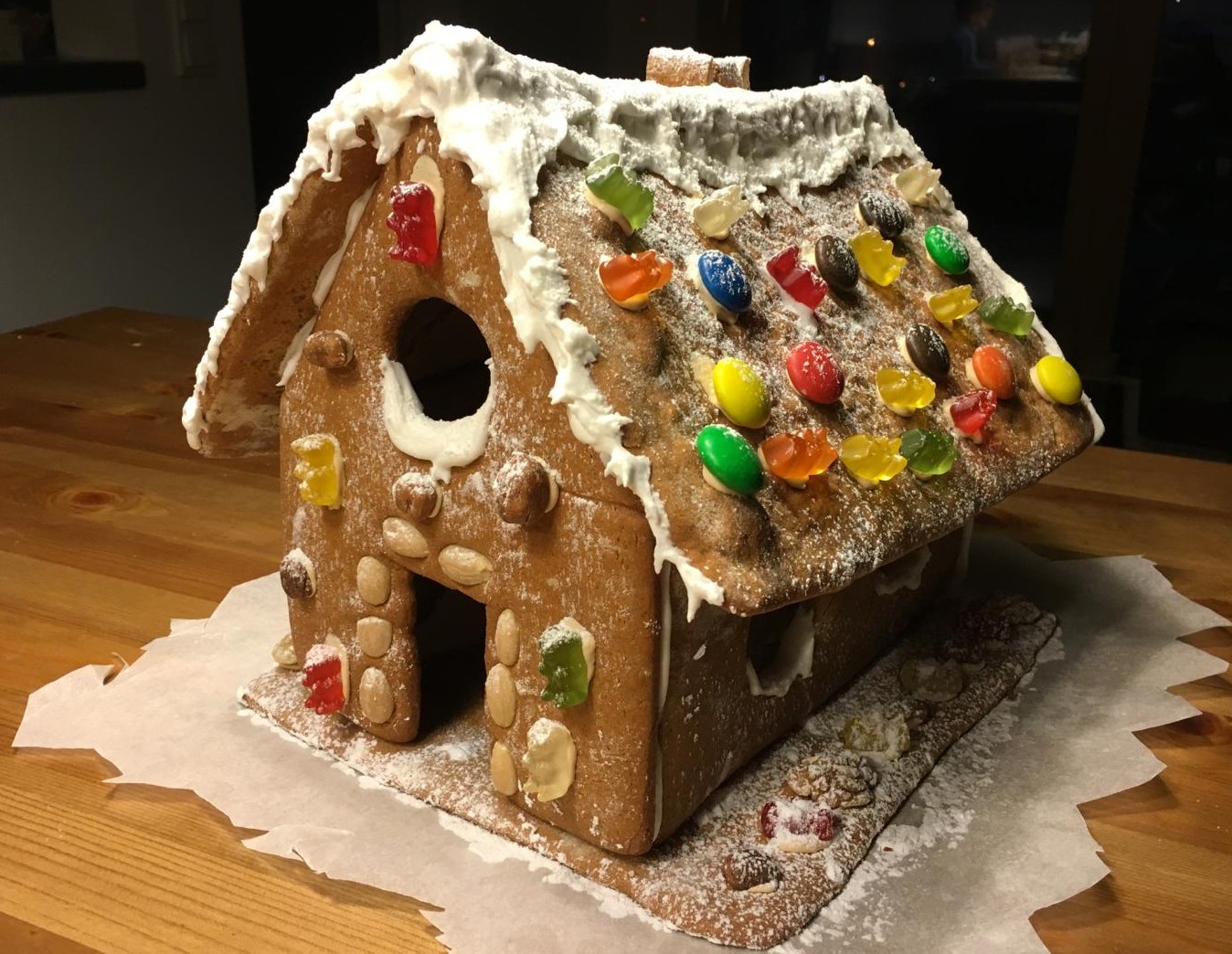 Fertig geschmückt, jedes Kind durfte eine Seite machen. Lecker und bunt. Unser Lebkuchenhaus.