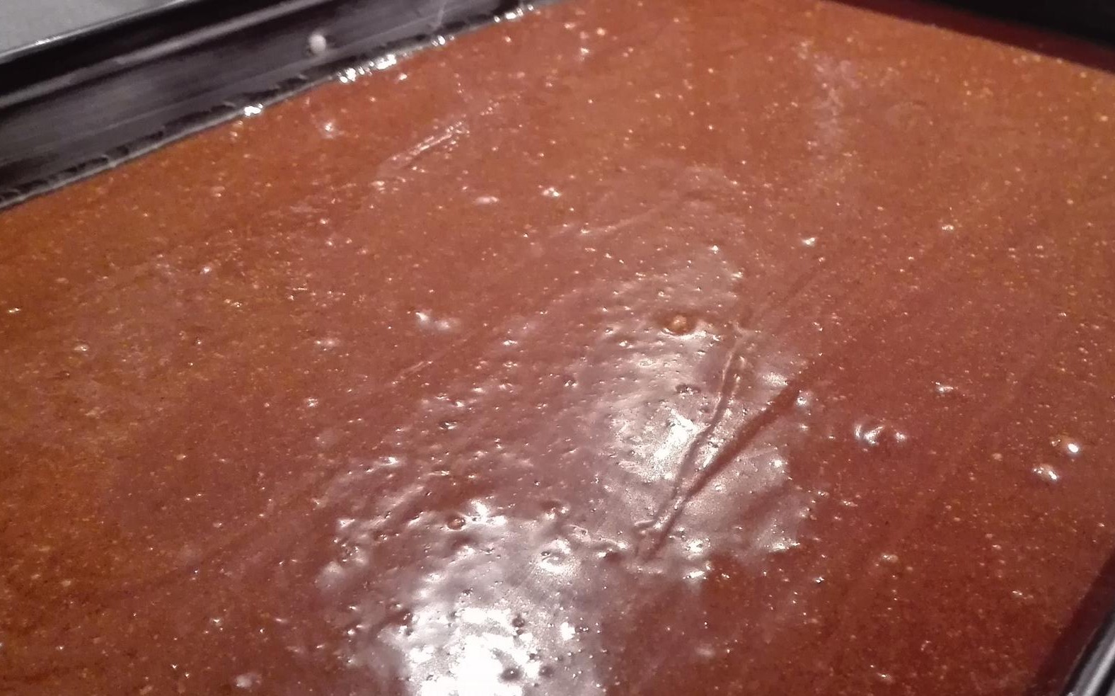 Schokomasse auf dem gefetteten Blech - fertig fürs Backrohr