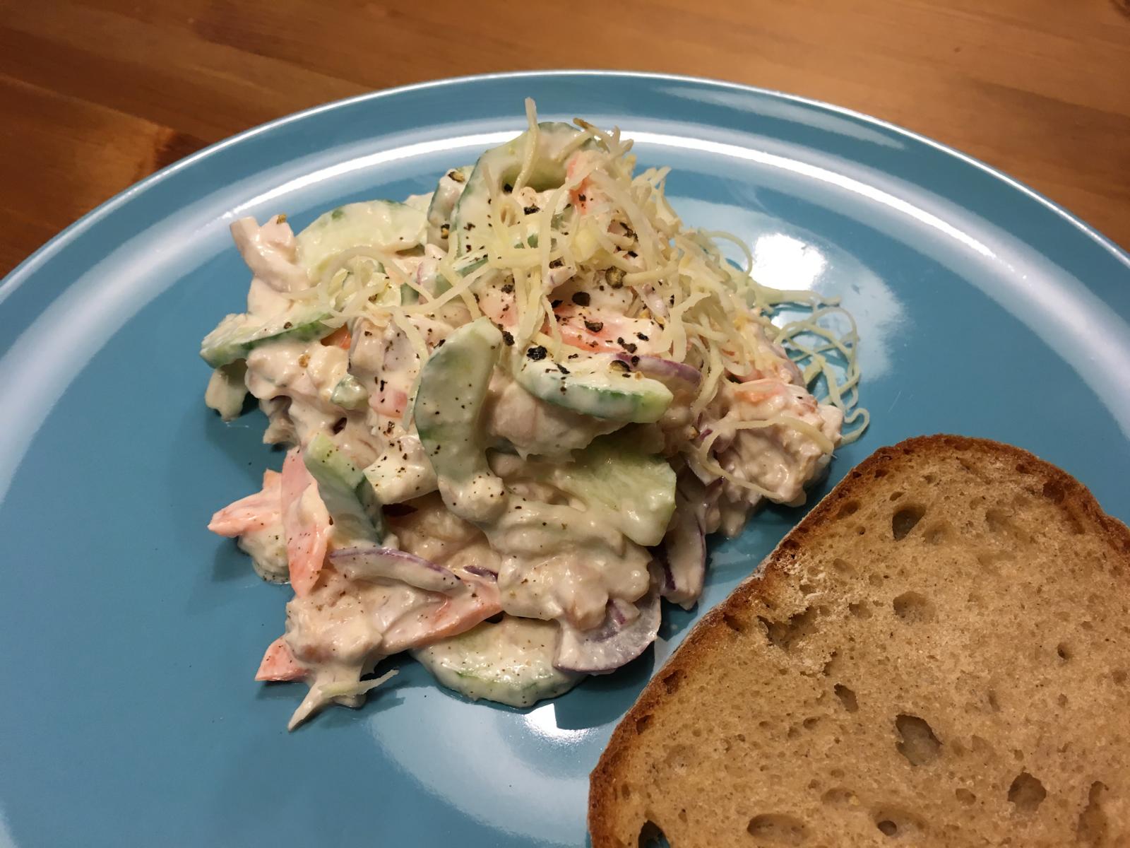 Etwas Brot dazu passt wunderbar - Forellen-Salat mit Gurke und Karotte