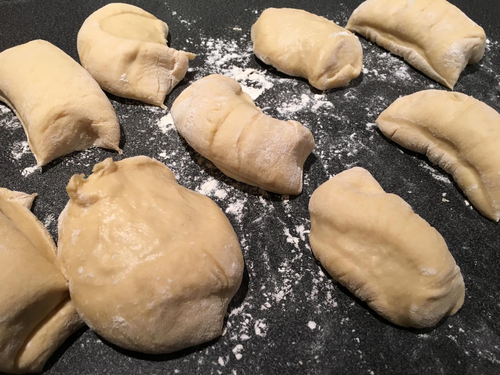 10-12 Stücke mit einem Schaber abstechen und schöne Kugeln formen