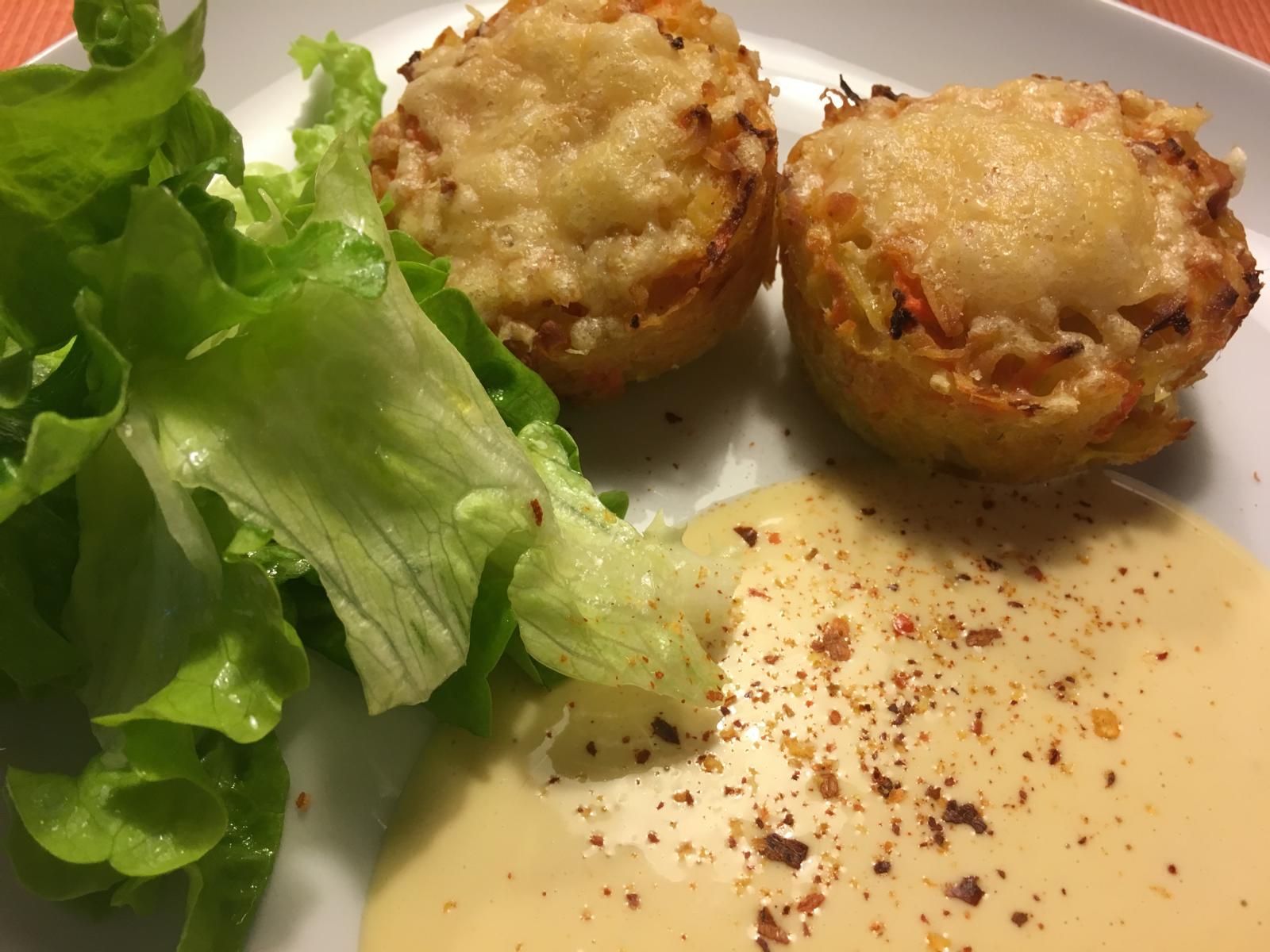Kartoffel-Muffins mit Blattsalat und hier mit etwas Sauce Didilaise