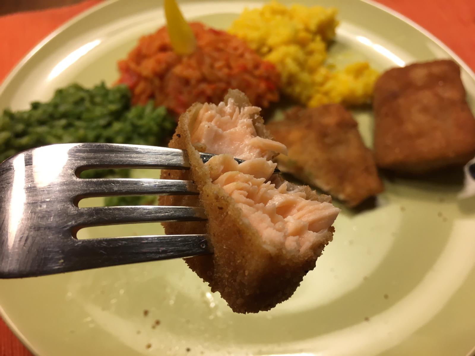 Ein saftiger Biss vom Lachs-Fischstäbchen