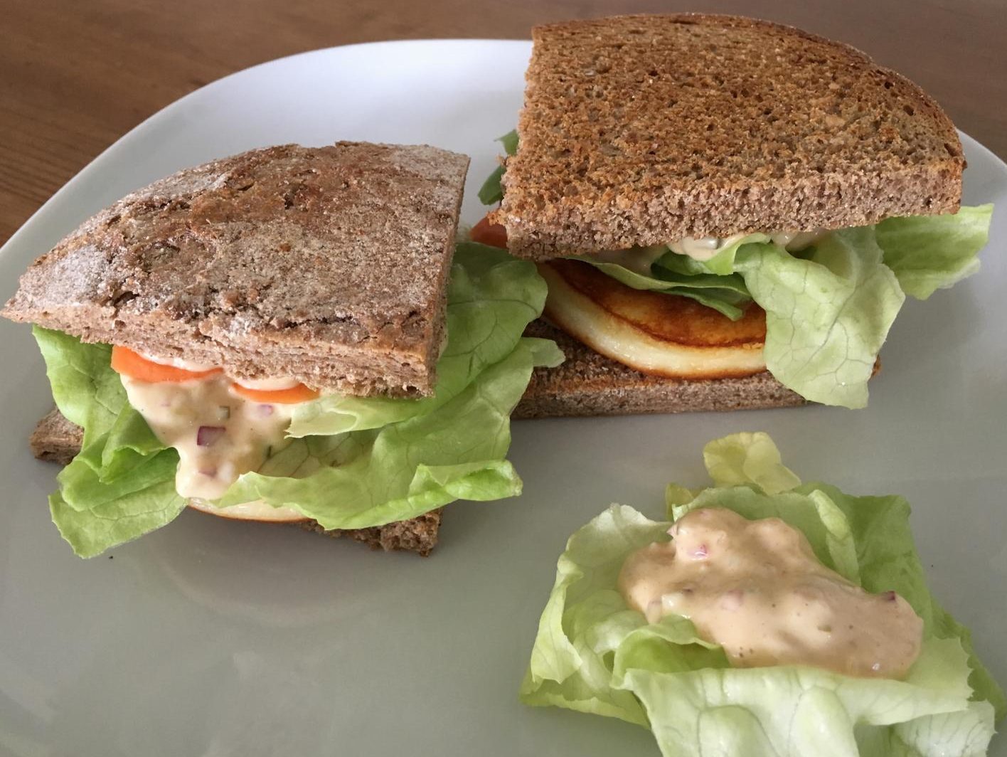 Mit Buns aus alten Brot und etwas Salat-Deko - der Cheeseburger mit Big Mac-Sauce