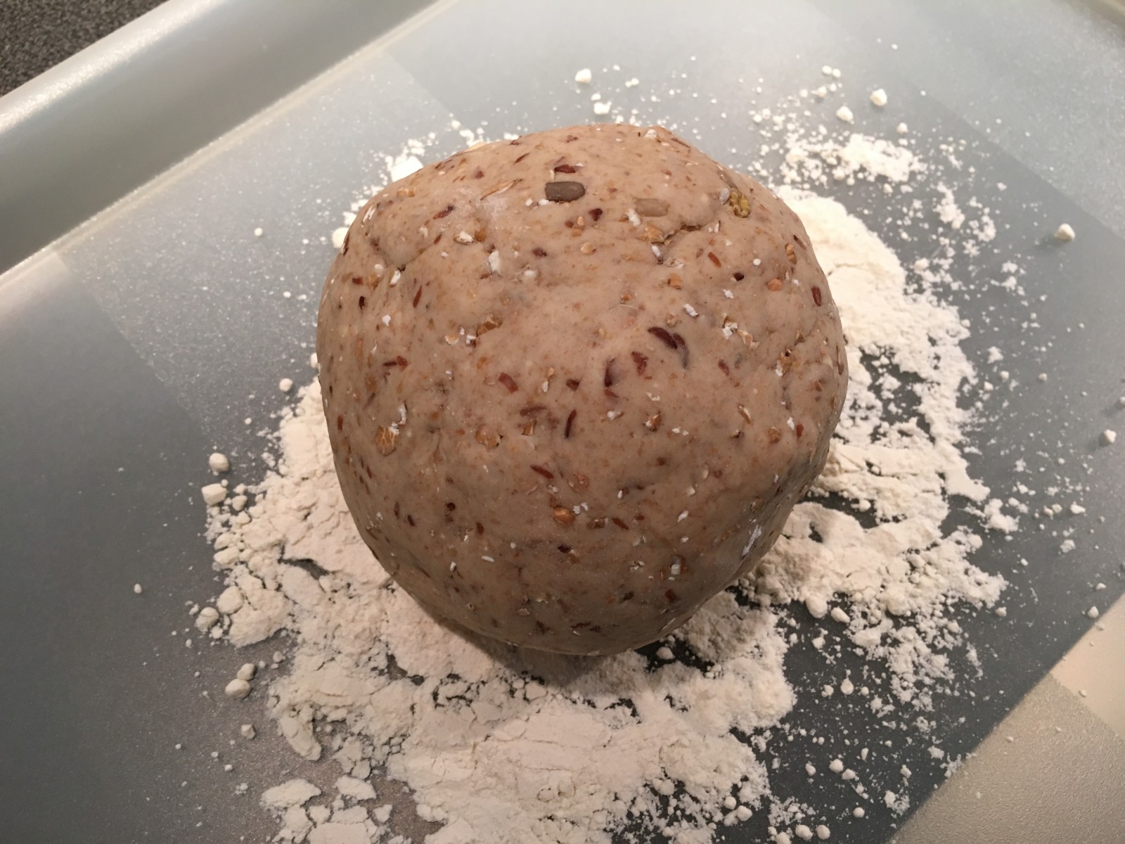 Fertig geknetet - die Vollkornkugel wird bald zu Brot