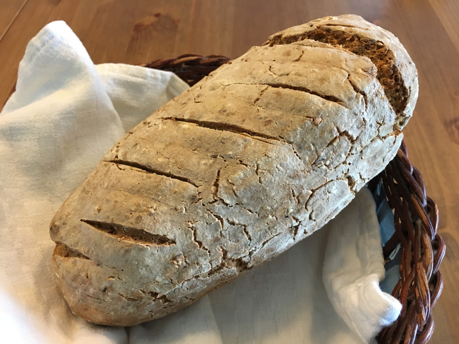 Dann vorm Backen und alle 15-20min dazwischen mit Wasser besprühen