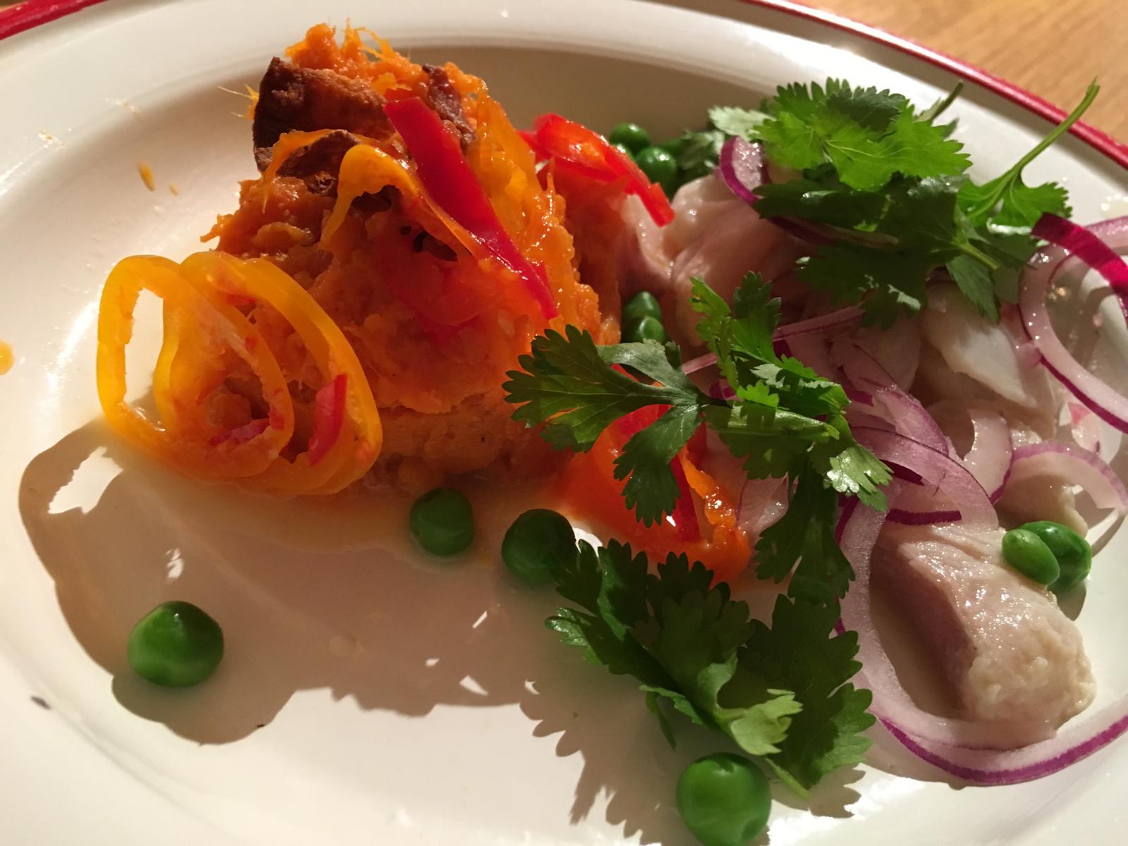 Fermentierter Fisch an Süßkartoffelpüree, Chili und Koriander