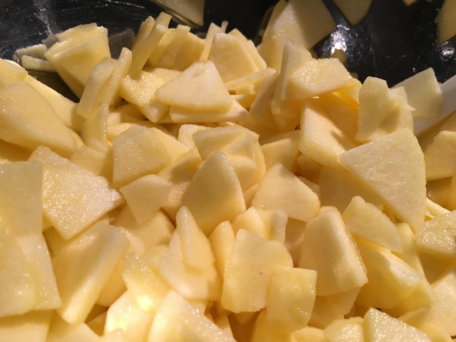 Apfelspalten mit Zitronensaft - damit die Spalten nicht so schnell braun werden