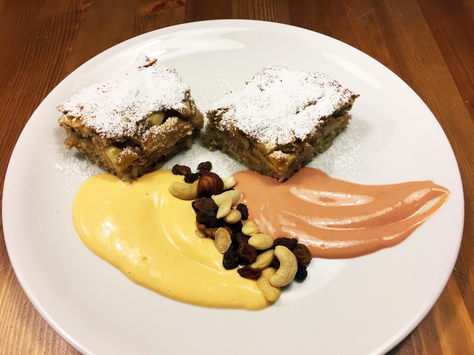 Gesund wachsen-Apfelkuchen mit 2erlei Karottencreme und Nüssen