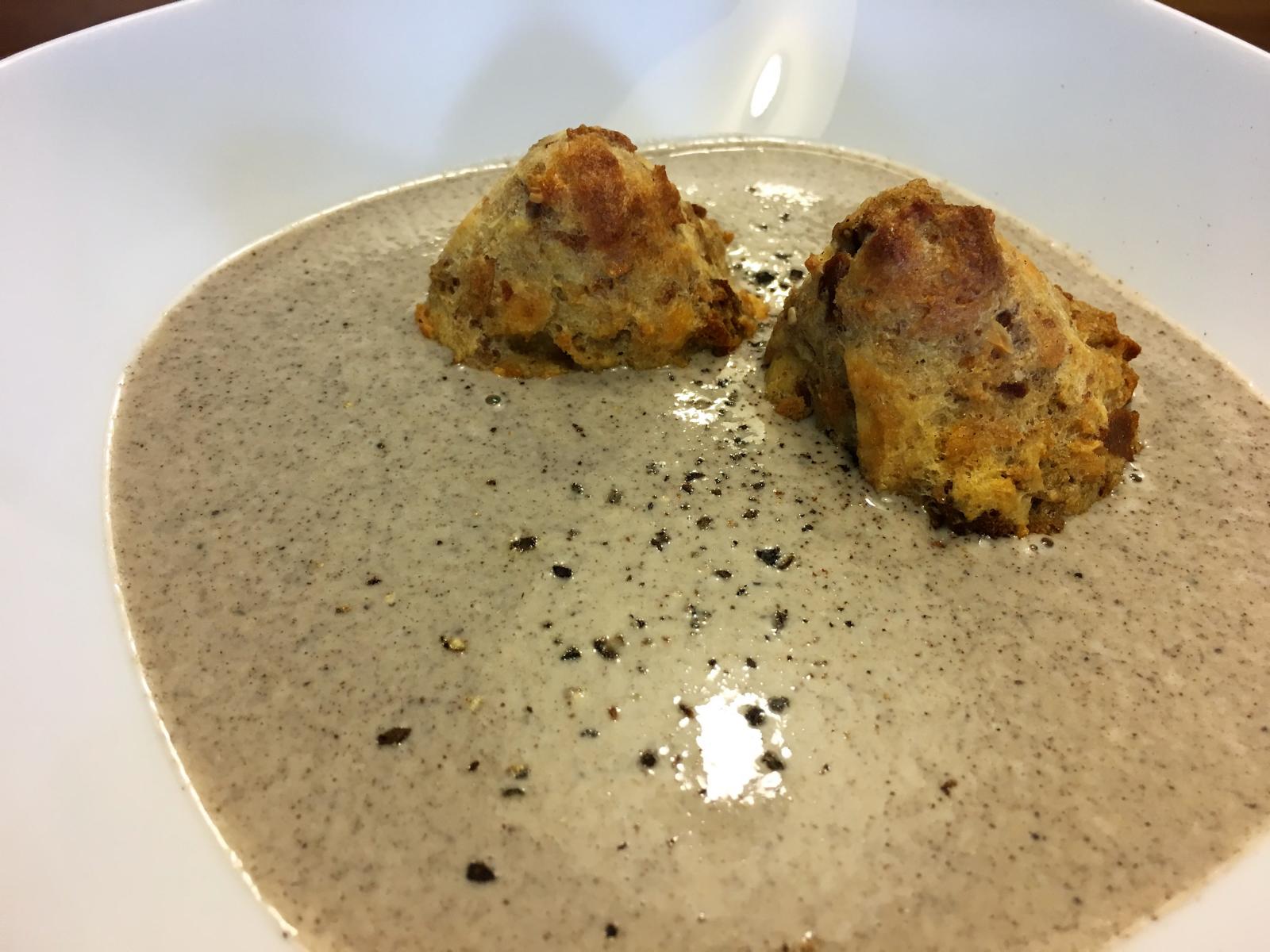 Blitz-Pilz-Stracciatella-Cremesüppchen an Knödel-Knusper-Gipfeln