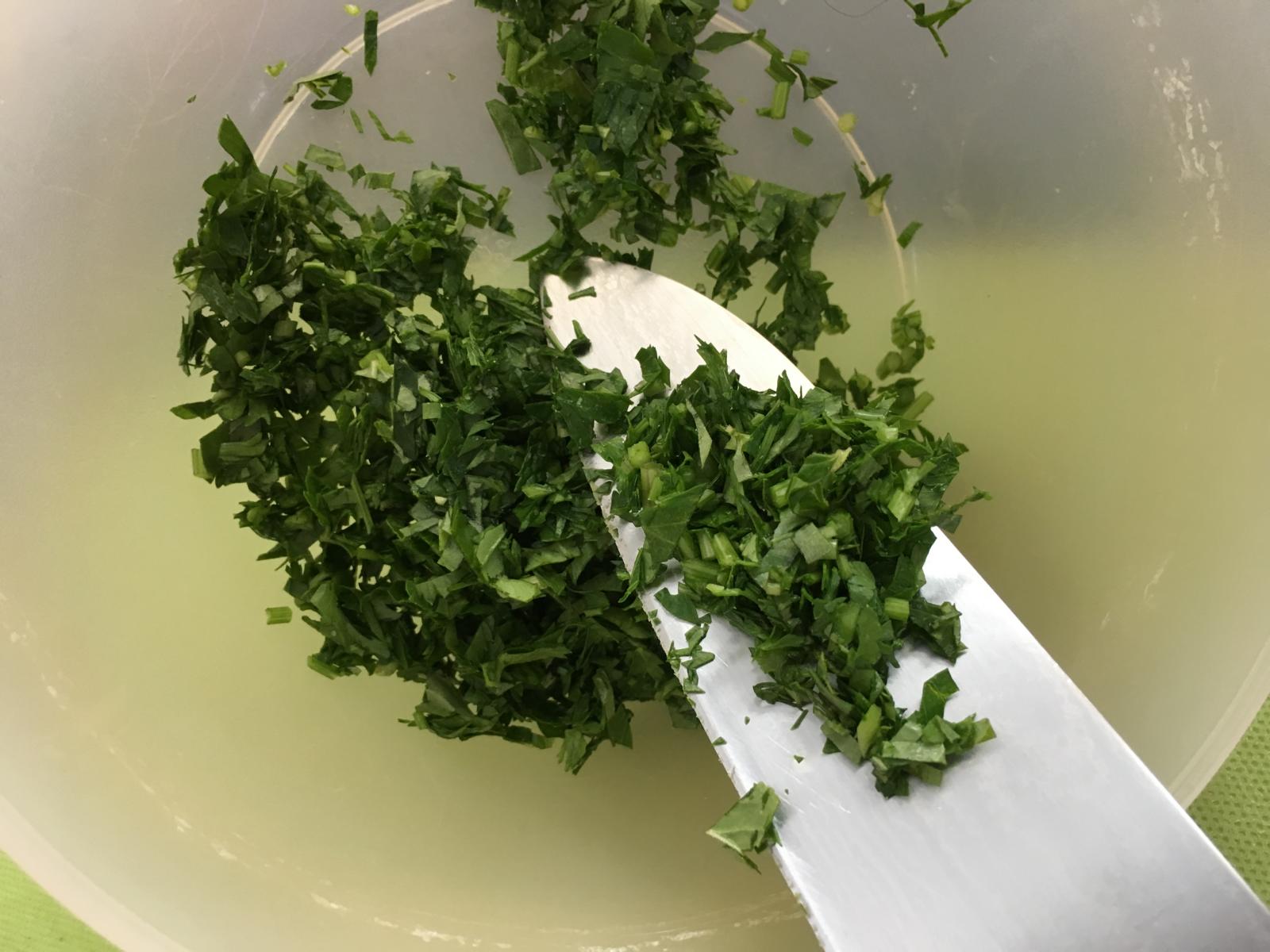 Frische Petersilie aus dem Garten als Chimichurri-Basis