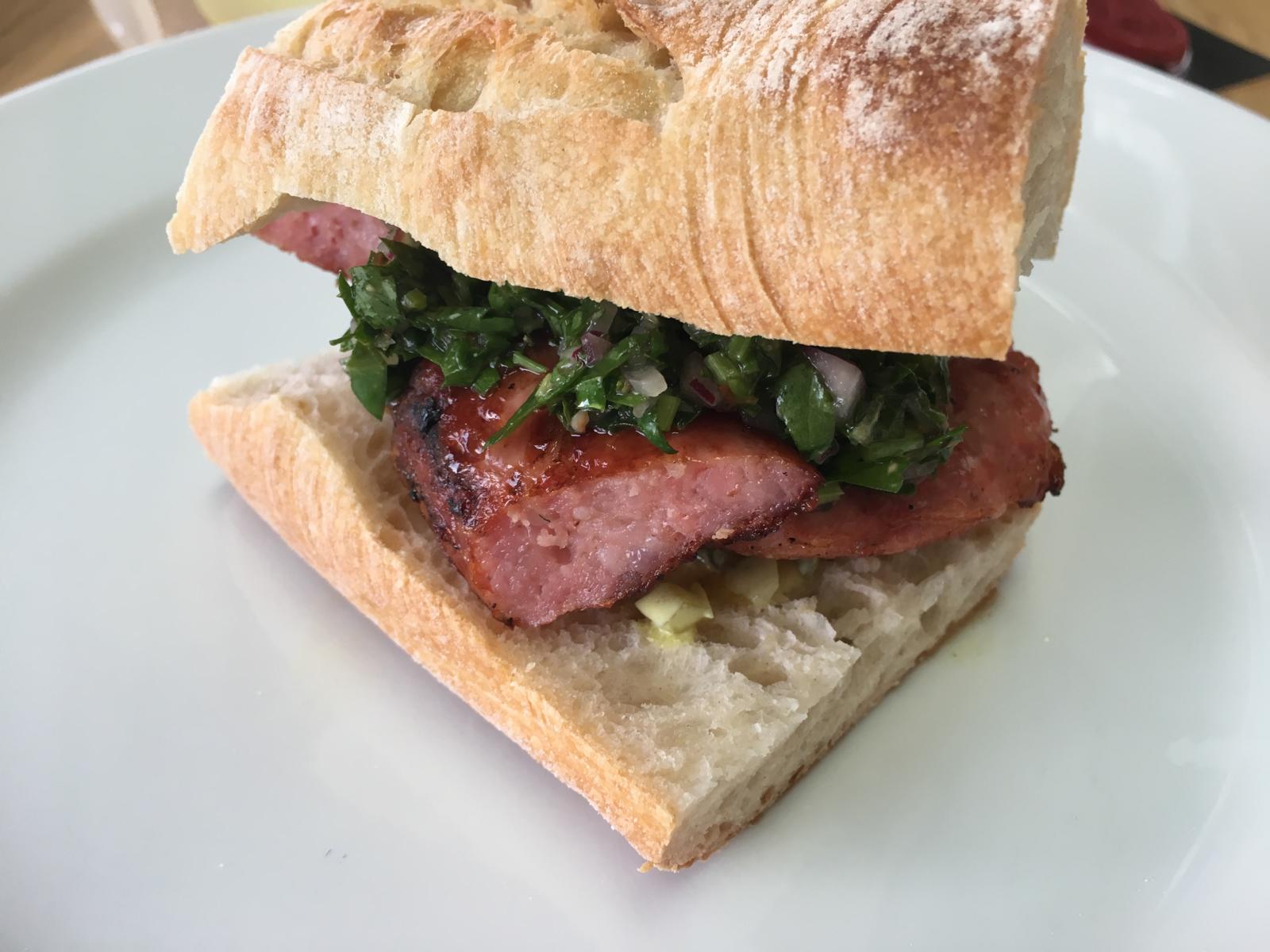 Choripan mit Baguette und Chimichurri