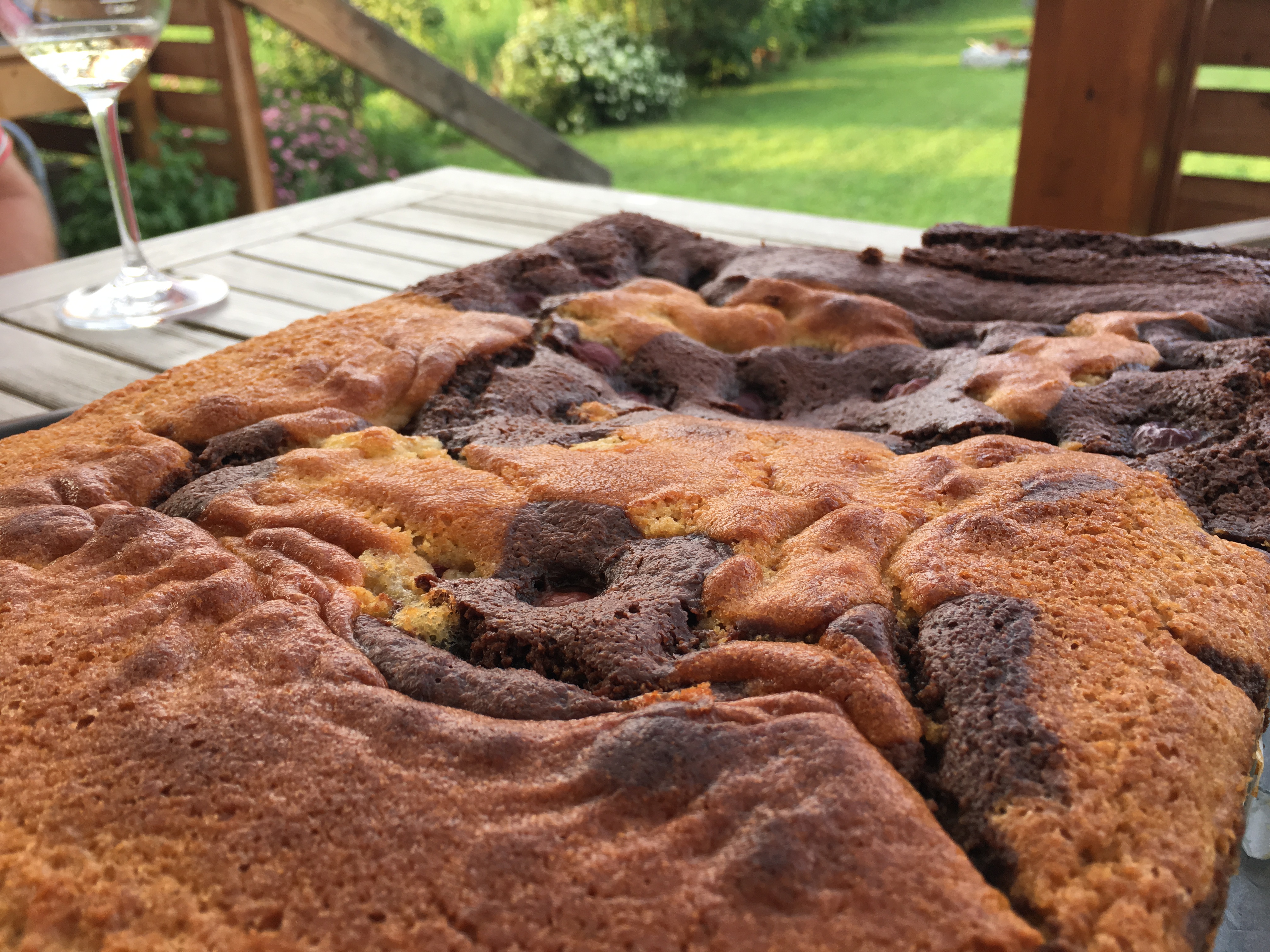 Schoko-Vanille-Kirschkuchen wird am besten auf der Terrasse zu genießen ... Staubzucker fehlt noch ;)