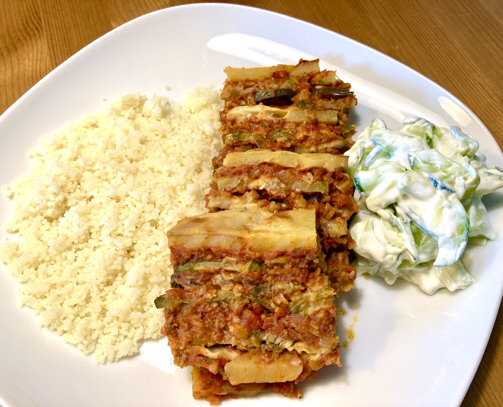 Perfekt passt Moussaka auch zu Cous-Cous und Tzatziki.