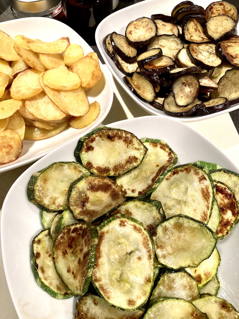 Gebratenes aus der Pfanne. Man ist versucht die Scheiben gleich so zu essen, aber das Warten lohnt sich.