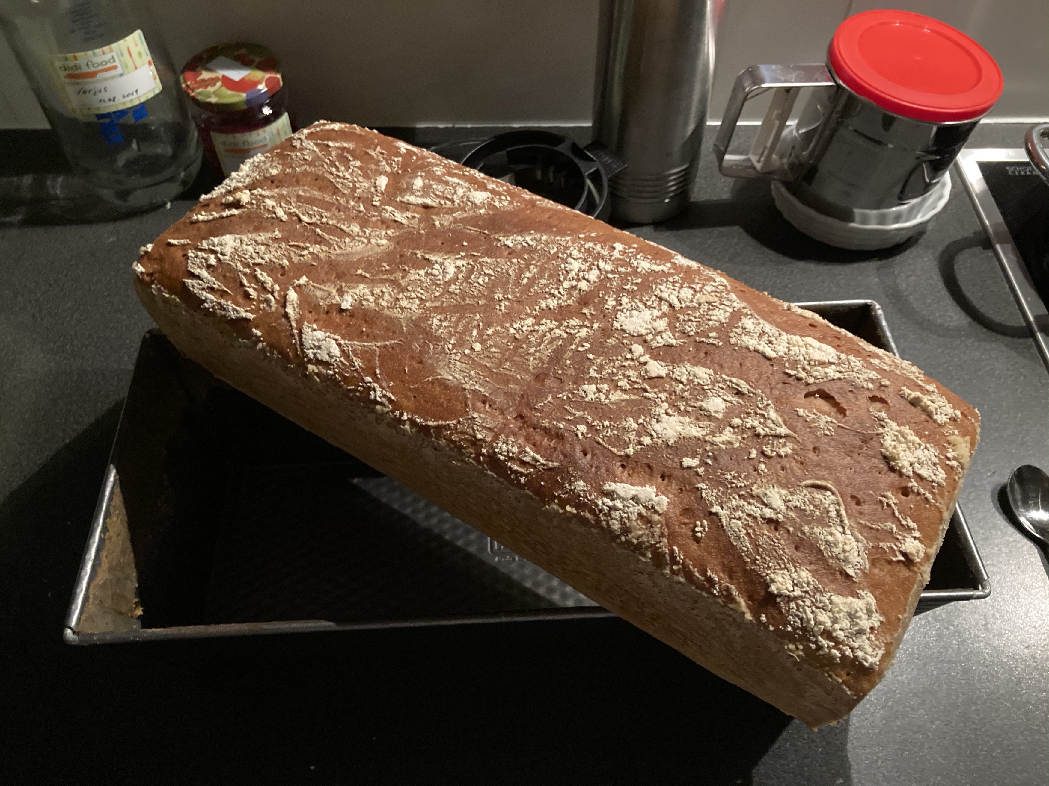 Dunkles Ergebnis, wenn man dem Brot 240 Grad im unteren Ofendrittel vergönnt.