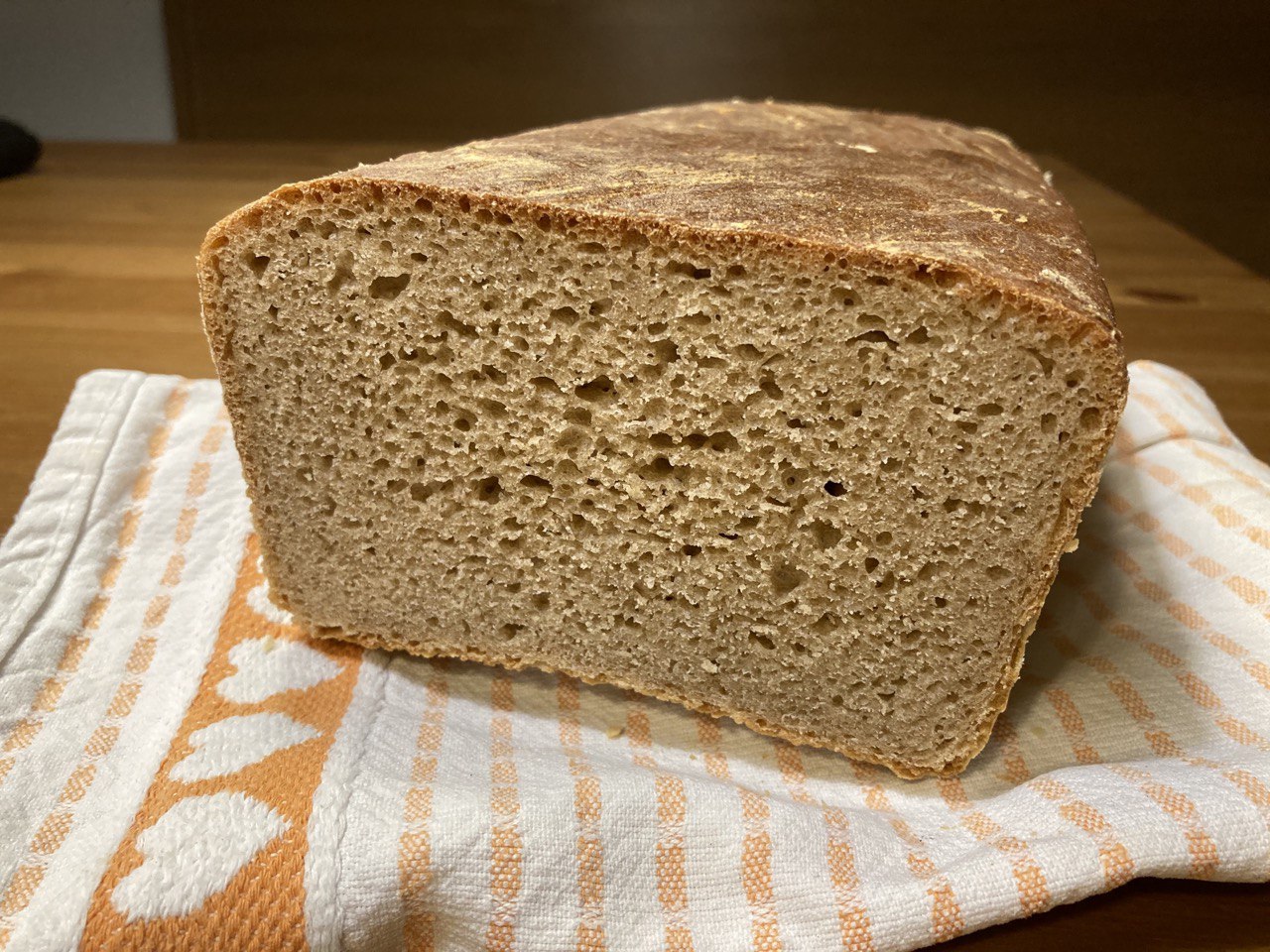 Dinkelbrot mit Vollkorn, knusprige Kruste, saftige Krume - und es passt perfekt in Jausenboxen. Freue mich übers Teilen und Nachbacken.